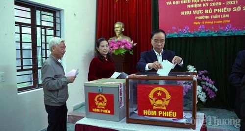 Cử tri tại phường Trần Lãm, tỉnh Hưng Yên nghiêm túc thực hiện quyền và nghĩa vụ công dân trong ngày bầu cử.