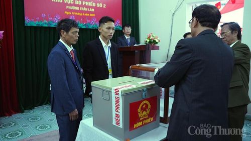 Lãnh đạo tỉnh Hưng Yên chứng kiến niêm phong thùng phiếu bầu cử.
