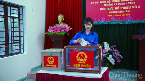 Cử tri trẻ tuổi lần đầu tiên tham gia bỏ phiếu.