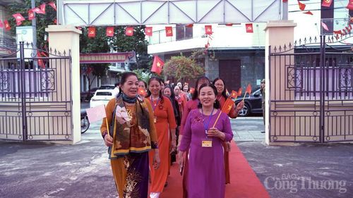 Ngay từ sáng sớm, nhiều cử tri tại phường Trần Lãm, tỉnh Hưng Yên đã rất phấn khởi có mặt tại đơn vị bầu cử số 2