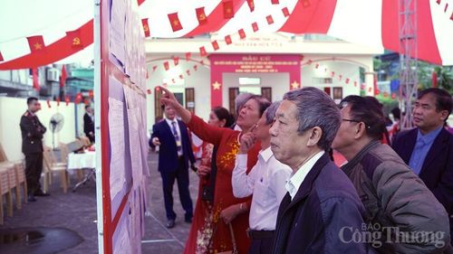 Đông đảo cử tri đã có mặt tại khu vực bầu cử để tìm hiểu về tiểu sử, chương trình hành động của các ứng cử viên.