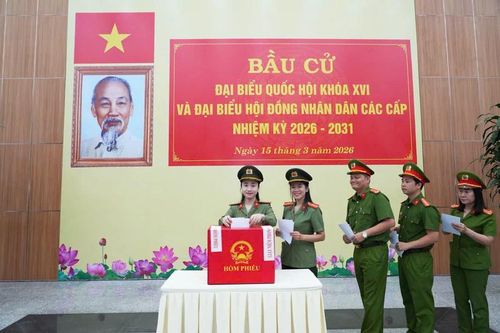 Sau khi thực hiện quyền và nghĩa vụ của một công dân trong công tác bầu cử, các chiến sĩ Công an sẽ nhanh chóng trở lại vị trí làm việc, đảm bảo công tác trật tự, an ninh cho ngày hội toàn dân đi bầu cử. Ảnh: H. Nhung