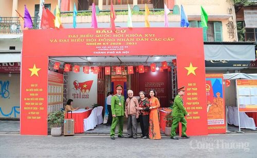 Di tích 48 Hàng Ngang từ lâu được xem là một “địa chỉ đỏ” của Thủ đô Hà Nội. Ngôi nhà từng là nơi Chủ tịch Hồ Chí Minh làm việc sau khi từ chiến khu Việt Bắc trở về Hà Nội vào cuối tháng 8 năm 1945.