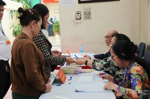 Từ khâu đón tiếp cử tri, hướng dẫn kiểm tra danh sách, phát phiếu đến khu vực viết phiếu đều được bố trí khoa học, thuận tiện. 