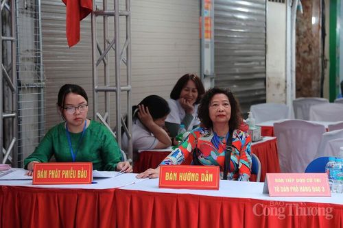 Các lực lượng chức năng và tổ bầu cử có mặt từ sớm để đảm bảo mọi hoạt động diễn ra đúng quy trình, an toàn và trật tự.