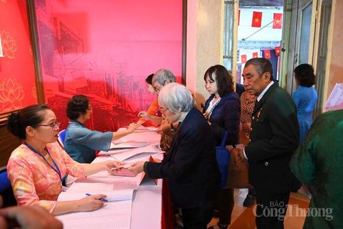 Trong số các cử tri có nhiều người cao tuổi sống lâu năm tại khu phố cổ.