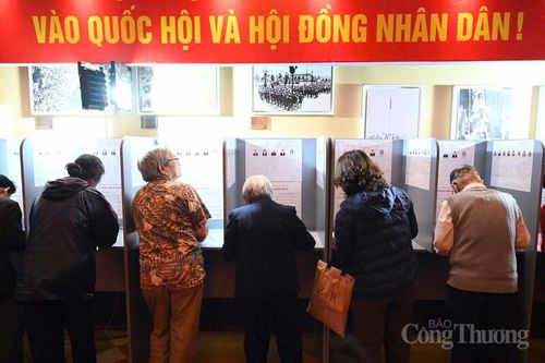 Với họ, việc đi bỏ phiếu tại một địa điểm lịch sử như căn nhà số 48 Hàng Ngang mang ý nghĩa đặc biệt.