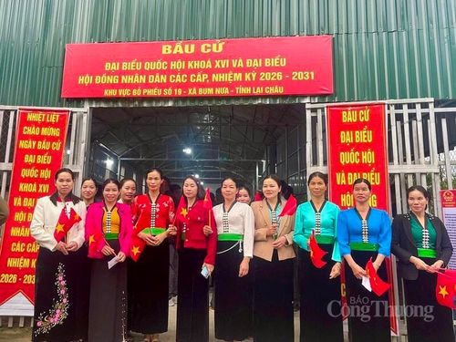 Bà con vùng cao biên giới Lai Châu hoàn thành việc bỏ phiếu với niềm hân hoan, phấn khởi.