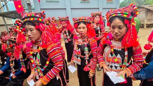 Bà con dân tộc Hà Nhì phấn khởi cầm lá phiếu trên tay.