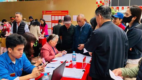 Tổ bầu cử làm việc nghiêm túc, thực hiện đúng quy trình. Ảnh: Nhật Chi