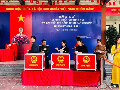 Cử tri phường Ba Đình tham gia bỏ phiếu, thể hiện quyền và trách nhiệm của công dân đối với đất nước. Ảnh: Nhật Chi