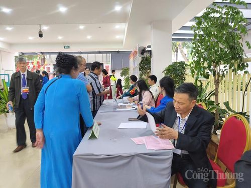 Người dân đến bỏ phiếu từ rất sớm. Ảnh: NH