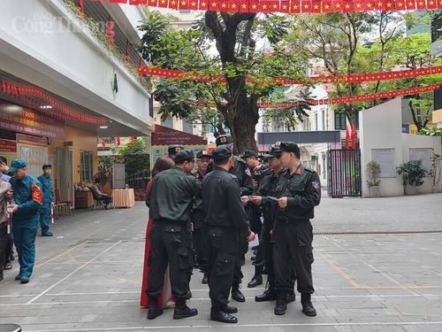 Lực lượng chức năng đến xếp hàng, tham gia bầu cử từ sáng sớm. Ảnh: NH