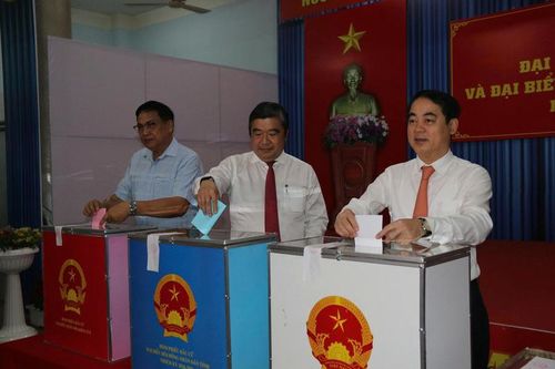 Bí thư Tỉnh ủy Khánh Hòa Nghiêm Xuân Thành (bên phải) tiến hành bỏ phiếu bầu cử.