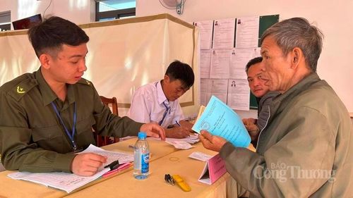 Nhờ làm tốt công tác chuẩn bị nên người dân phường Thành Nhất sớm đến các điểm bỏ phiếu.