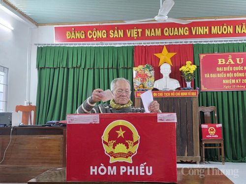 Cử tri xã Hòa Thịnh tham gia bỏ phiếu.