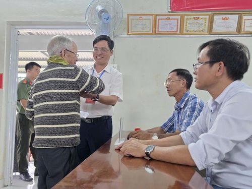 Cử tri xã Hòa Thịnh đến từ sớm...