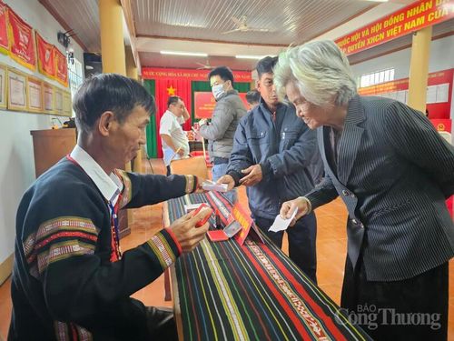 Cử tri xã Hòa Phú đến nhà văn hóa cộng đồng để thực hiện quyền, nghĩa vụ công dân.