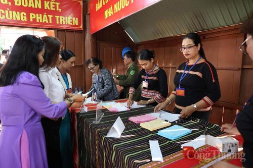 Sắc màu thổ cẩm tại điểm bầu cử ở phường Ea Kao.