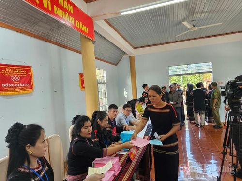 Cử tri xã Hòa Phú đến nhà văn hóa cộng đồng bỏ phiếu.