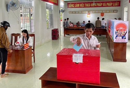... và tham gia bỏ phiếu.
