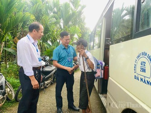 Do điều kiện địa bàn rộng và nhiều cử tri ở rất xa so với điểm bỏ phiếu, UBND xã Trà Đốc đã linh hoạt tổ chức xe và phân công cán bộ thôn, xã đưa đón cử tri tại 10 nóc đến các điểm bỏ phiếu, bảo đảm mọi cử tri đều có điều kiện tham gia ngày hội dân chủ.