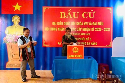 Tại xã vùng cao Trà Đốc, từ sáng sớm 9 điểm bầu cử ở các thôn đã có đông đảo cử tri đã có mặt để tham gia bỏ phiếu, lựa chọn những đại biểu tiêu biểu, xứng đáng.
