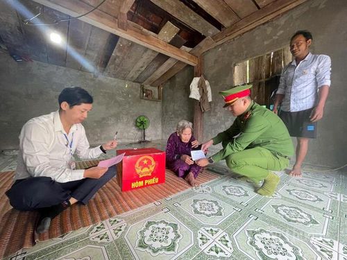 Cử tri các nơi xa của thôn Sông Y (xã Trà Tân) tổ bầu cử mang thùng phiếu đến nhà để dân bỏ phiếu.