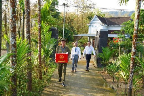 Đối với những hộ dân cao tuổi, một số hộ dân ở xa so với điểm bỏ phiếu, Ủy ban bầu cử xã Trà Tân đã đưa thùng phiếu phụ đến tận nhà người dân để đảm bảo tất cả các cử tri đều có thể được thực hiện quyền bầu cử.