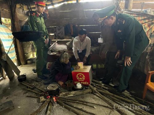 Các hòm phiếu được đưa tới từng nhà cho những hộ gia đình có người lớn tuổi, già yếu, đảm bảo đầy đủ nghĩa vụ công dân của mỗi người
