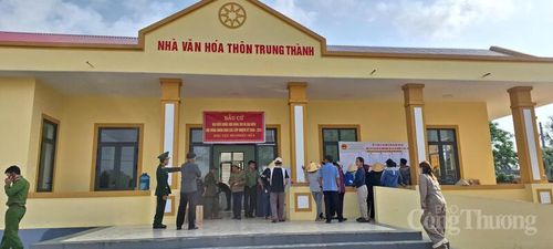 An ninh đảm bảo tại điểm bỏ phiếu ở xã Cam Hồng