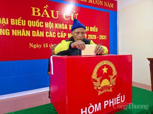 Bà con người dân tộc thiểu số ở xã Thượng Trạch bỏ phiếu