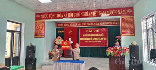 Người dân phấn khởi, nô nức hòa chung ngày hội non sông