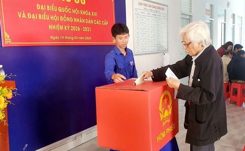 Cử tri bỏ phiếu tại khu vực bầu cử phường Bạc Liêu. Ảnh: Minh Luân