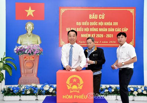 Cùng thời điểm trên, Chủ tịch UBND tỉnh Cà Mau Lữ Quang Ngời dự lễ khai mạc và bỏ phiếu tại Khu vực bỏ phiếu số 5, phường Bạc Liêu. Ảnh: Báo Cà Mau