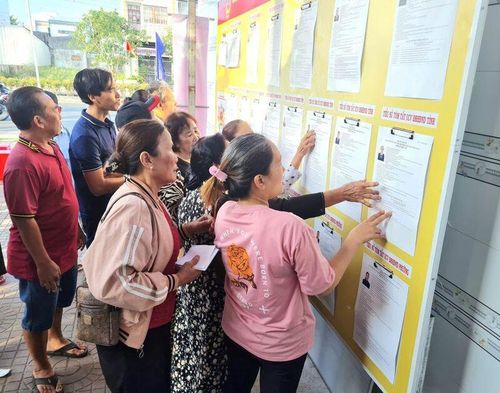 Cử tri Khóm 23 thực hiện quyền công dân tại Khu vực bỏ phiếu số 24, phường An Xuyên. Ảnh: Tú Quyên