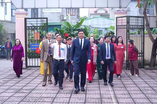 Tại khu vực bỏ phiếu số 8 (phường Vinh Phú), ông Hoàng Nghĩa Hiếu - Phó Bí Thường trực Tỉnh ủy, Chủ tịch HĐND tỉnh cùng bà con Nhân dân đến nhà văn hóa khối từ sớm.