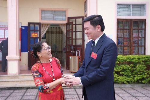 Ông Hoàng Nghĩa Hiếu thăm hỏi, trò chuyện với người dân.