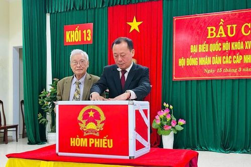 Cán bộ các phường, xã trên địa bàn tỉnh đến sớm để bỏ phiếu. Công tác bầu cử đảm bảo trang trọng, nghiêm túc, đúng quy định.