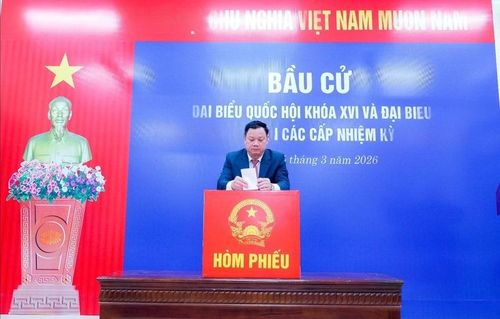 Bí thư Tỉnh ủy Nghệ An Nguyễn Khắc Thận bỏ phiếu bầu cử.