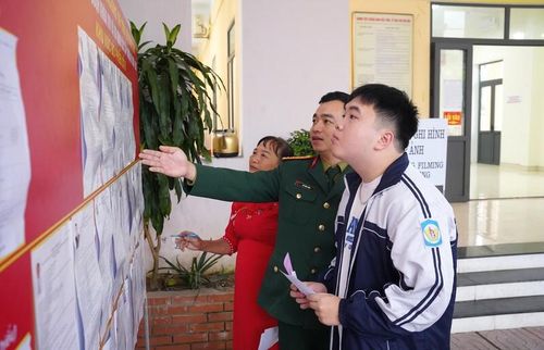 Cán bộ Ban Chỉ huy quân sự phường Trường Vinh hướng dẫn quy định bầu cử cho cử tri.