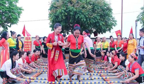 Sau phần bầu cử, một số xã tổ chức cho bà con tham gia các trò chơi dân gian, tạo không phí vui tươi trong ngày hội của đất nước.
