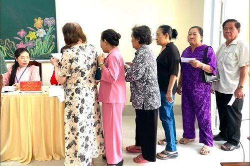Cử tri thực hiện đúng quy trình bỏ phiếu, giữ gìn trật tự và đảm bảo an ninh.