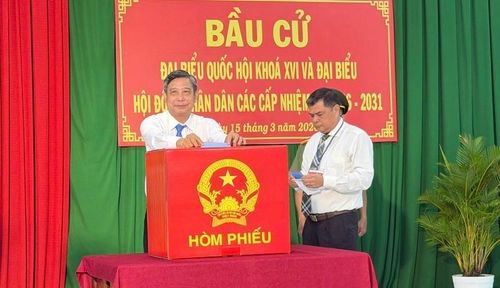 Các đại biểu bỏ phiếu bầu cử.