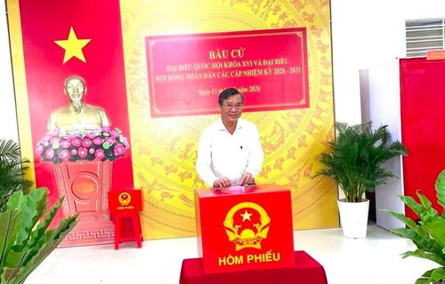 Ông Trương Cảnh Tuyên - Chủ tịch UBND thành phố Cần Thơ bỏ phiếu bầu cử.