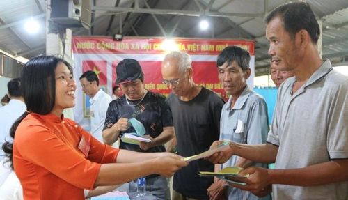 Cử tri cầm lá phiếu trên tay vui mừng, phấn khởi.