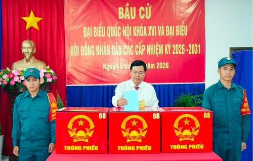 Bí thư Tỉnh ủy An Giang Nguyễn Tiến Hải bỏ phiếu tại Tổ Bầu cử số 68, đơn vị bầu cử số 6, phường Rạch Giá. Ảnh: Tây Hồ