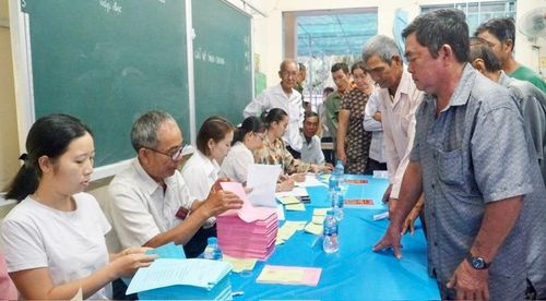 Tại nhiều khu vực bỏ phiếu, người dân đã có mặt từ rất sớm.