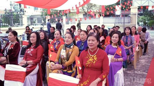 Ngay từ sáng sớm, nhiều cử tri tại phường Trần Lãm, tỉnh Hưng Yên đã rất phấn khởi, hăng hái có mặt tại đơn vị bầu cử số 2 để tìm hiểu về tiểu sử, chương trình hành động của các ứng cử viên.
