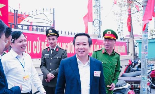Đồng chí Phạm Quang Ngọc, Ủy viên Ban Chấp hành Trung ương Đảng, Phó Bí thư Tỉnh ủy, Chủ tịch UBND tỉnh Hưng Yên bày tỏ sự vui mừng trước không khí trang trọng, dân chủ và tinh thần trách nhiệm của cử tri khi tham gia bầu cử.